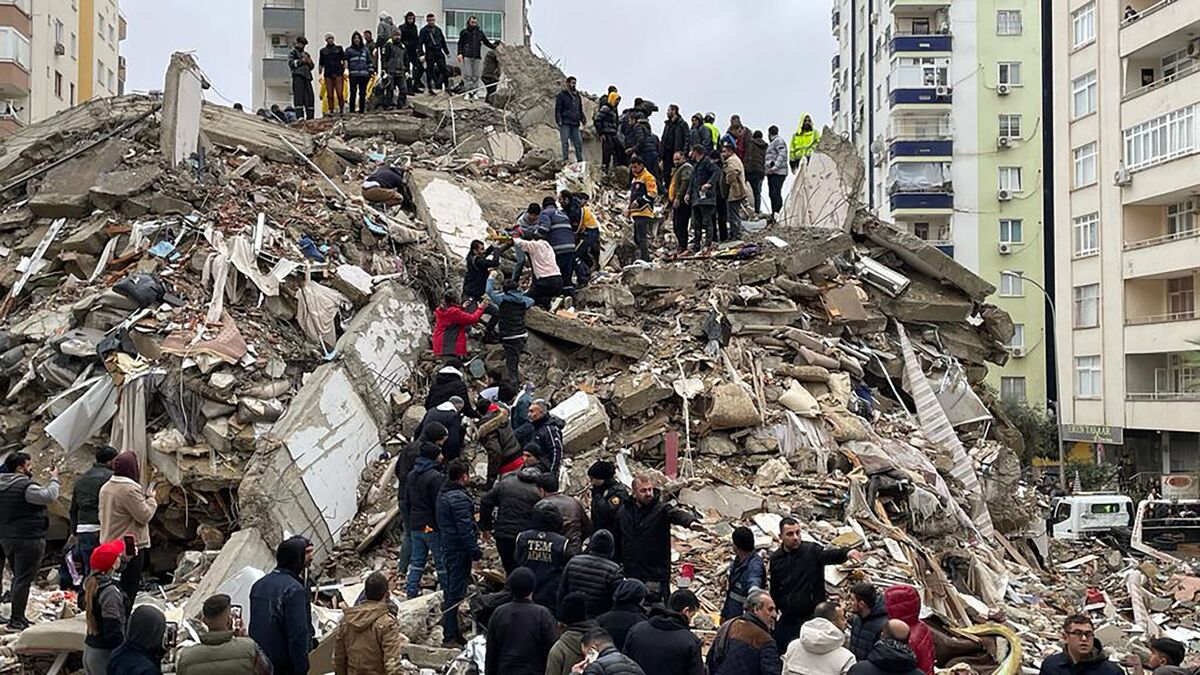 In Pictures: Major Earthquake Collapses Buildings in Turkey, Syria -  Bloomberg