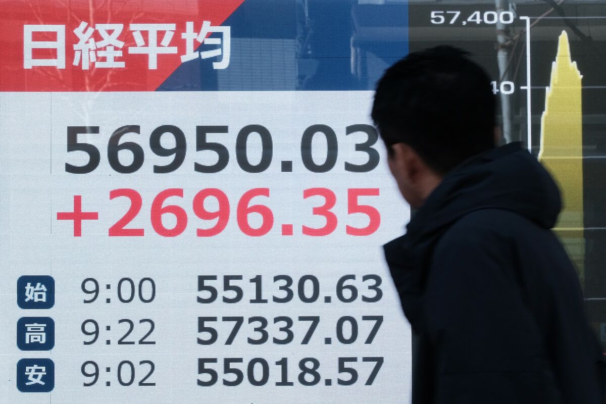 急ピッチで変わる日本、圧倒的な民意がもたらすリスクと利点 - Bloomberg