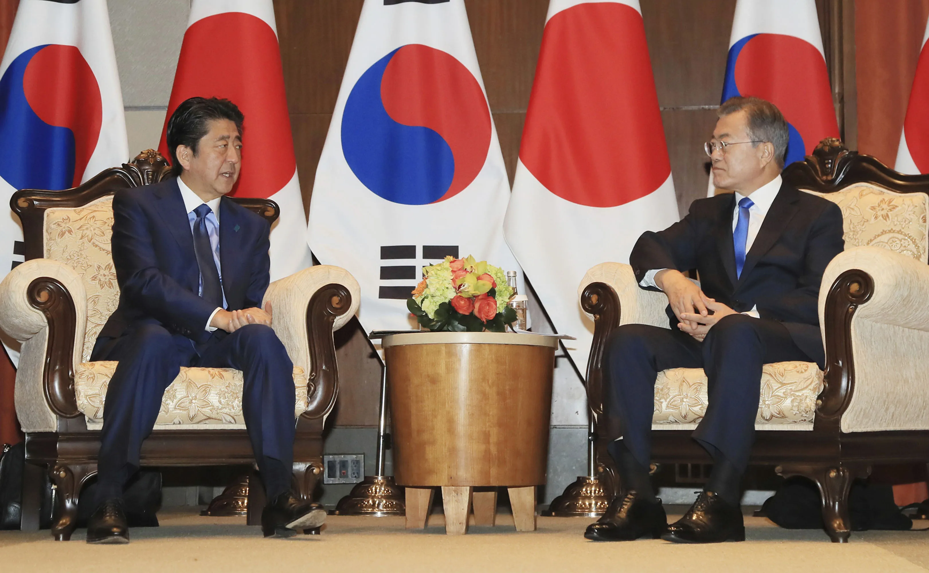 Shinzo Abe and Moon Jae-in&nbsp;in New York in 2018