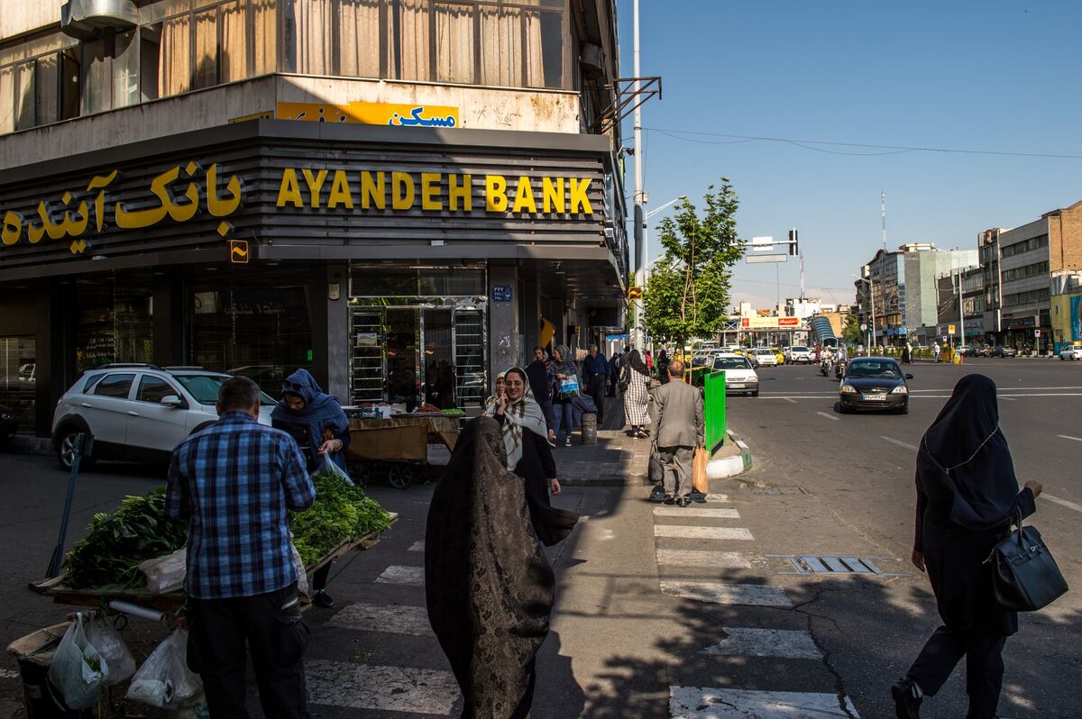 One of Iran’s Biggest Banks Fails Amid Push to Tighten Standards