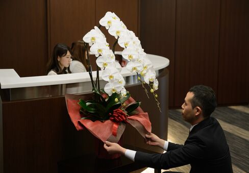 贈答用の胡蝶蘭を届けるアートグリーンのスタッフ