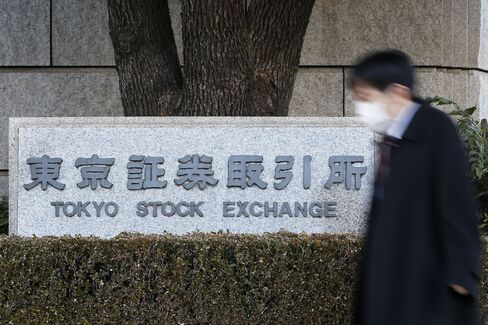 東証前の歩行者