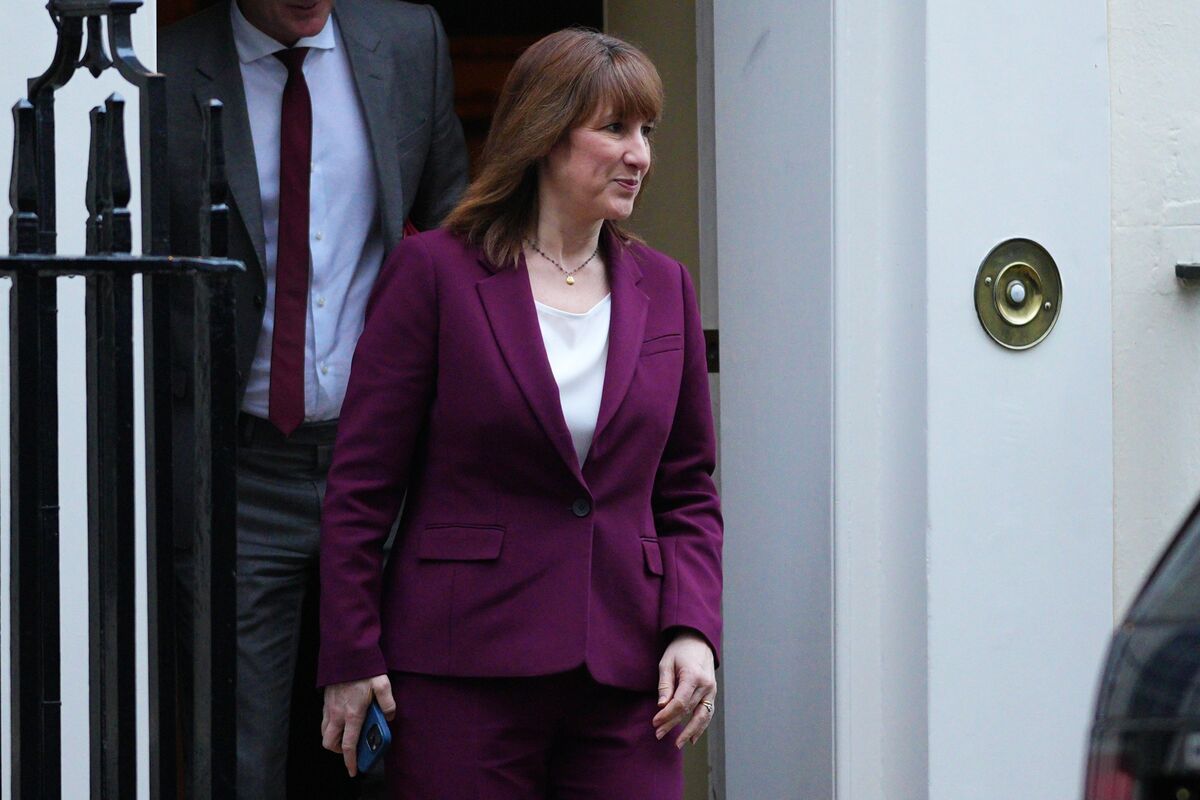 Reeves’ Buffer at Risk From Migration Clampdown and Rising Spending