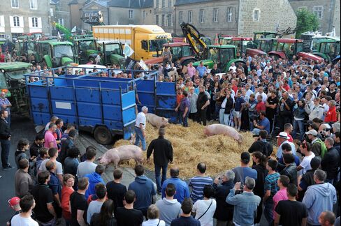 French farmers and breeders make a por-scene outside Saint-Brieuc.