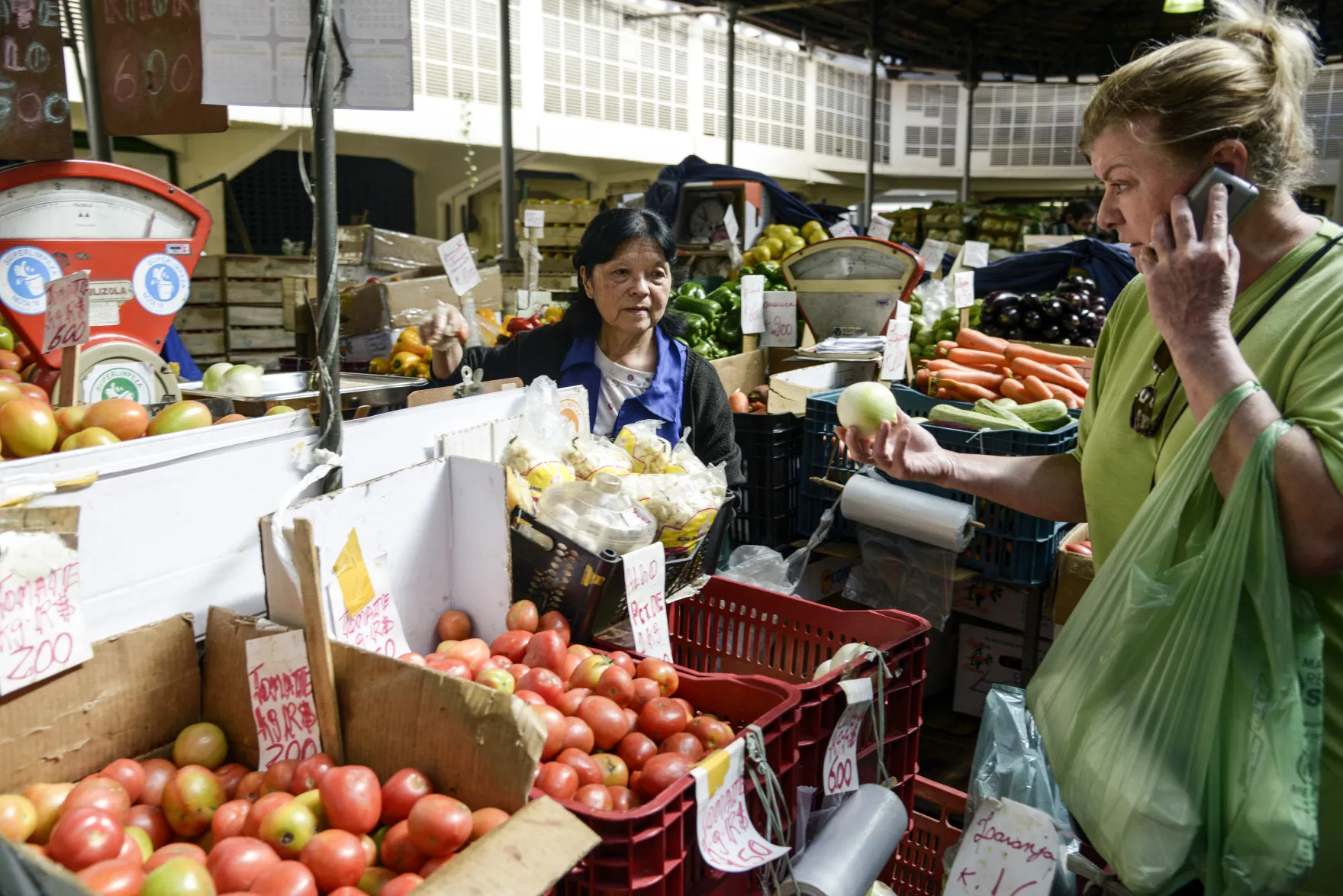 &nbsp;

A shopper faces rising food prices at Sao Paulo's municipal market