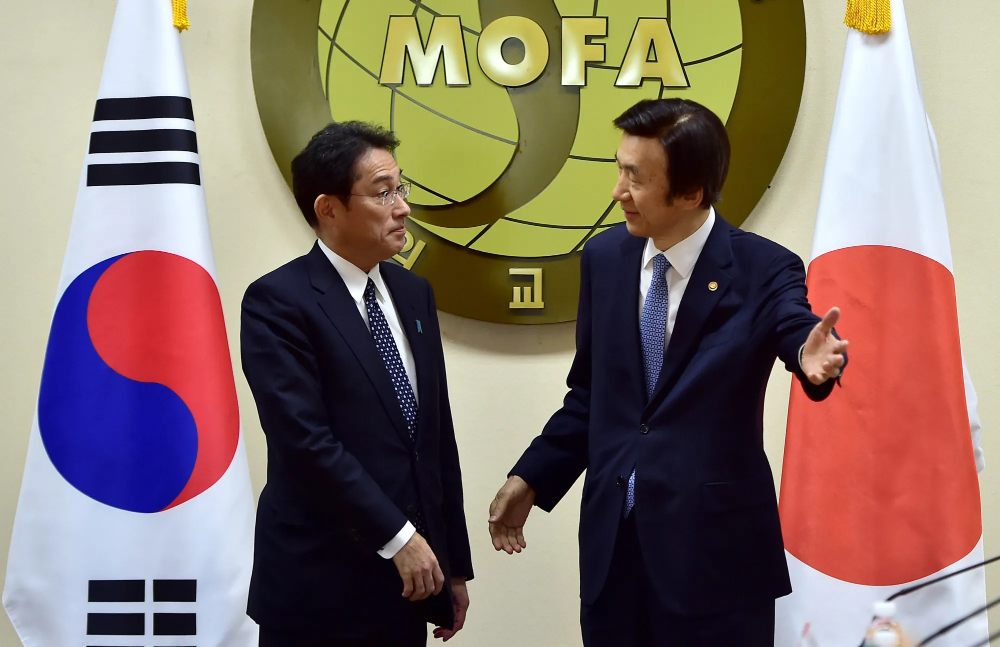 Yun Byung-Se, right, ushers Fumio Kishida in Seoul on Dec. 28.
