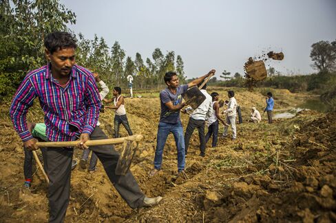 Laborers work on the Saraswati canal in Yamuna Nagar