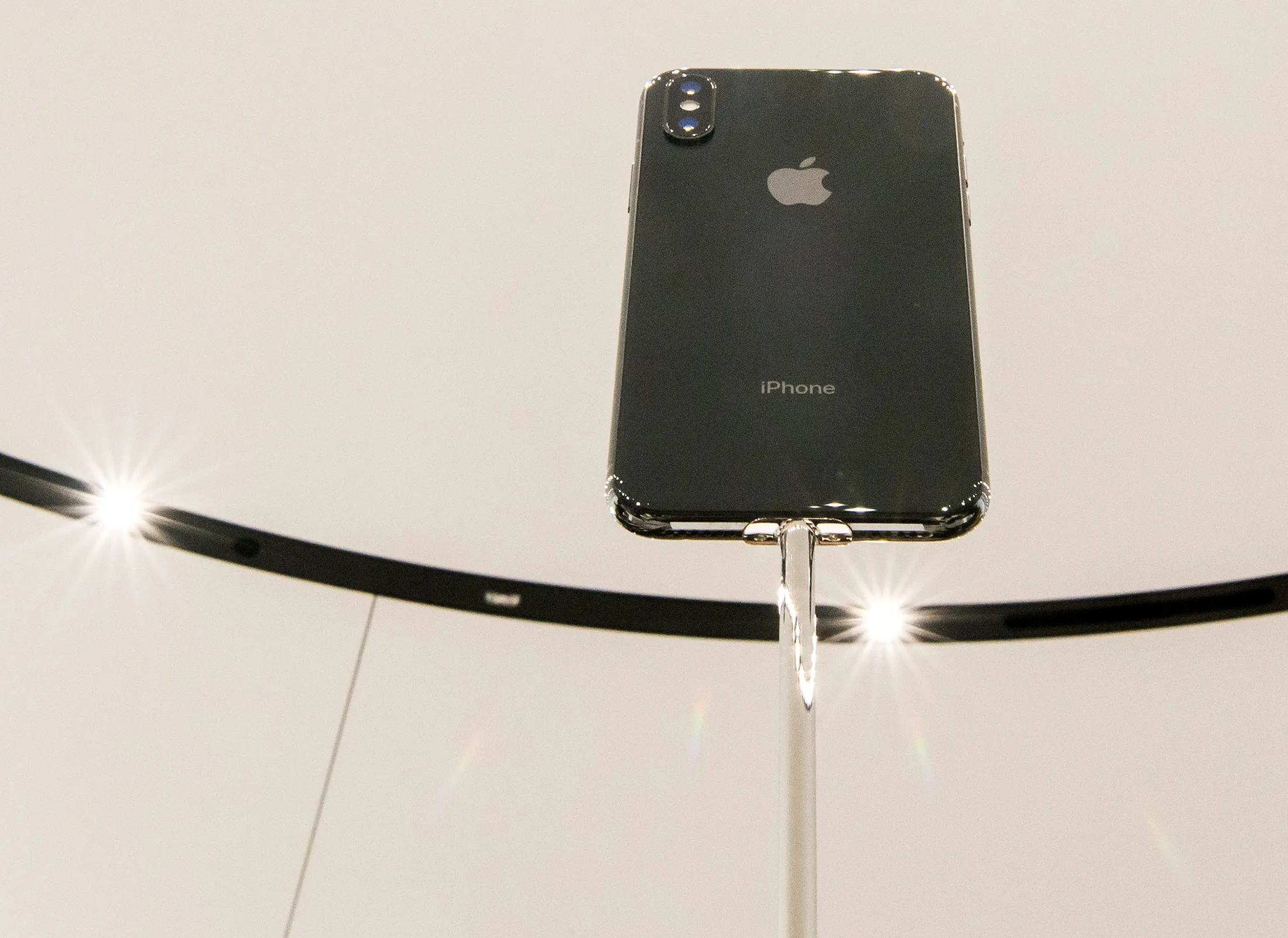 999ドルの｢ｉＰｈｏｎｅＸ｣、買うなら米国－英国で買うと1300ドル超 - Bloomberg