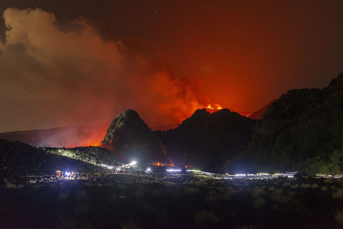 bloomberg.com - Flavia Rotondi - Catania Airport Suspends Arrivals Due to Volcanic Activity