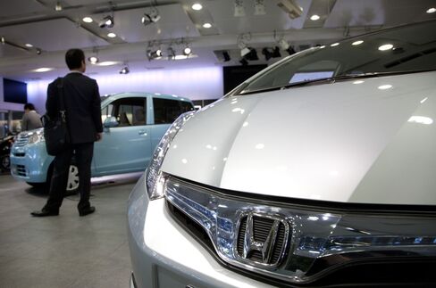 Japan Industrial Output Decline Bolsters BOJ Case for Easing