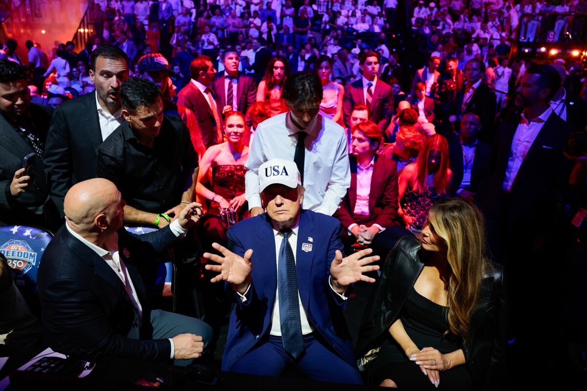 bloomberg.com - Jonathan Tamari (BGOV) - The Entertainer-in-Chief's Patriot Games