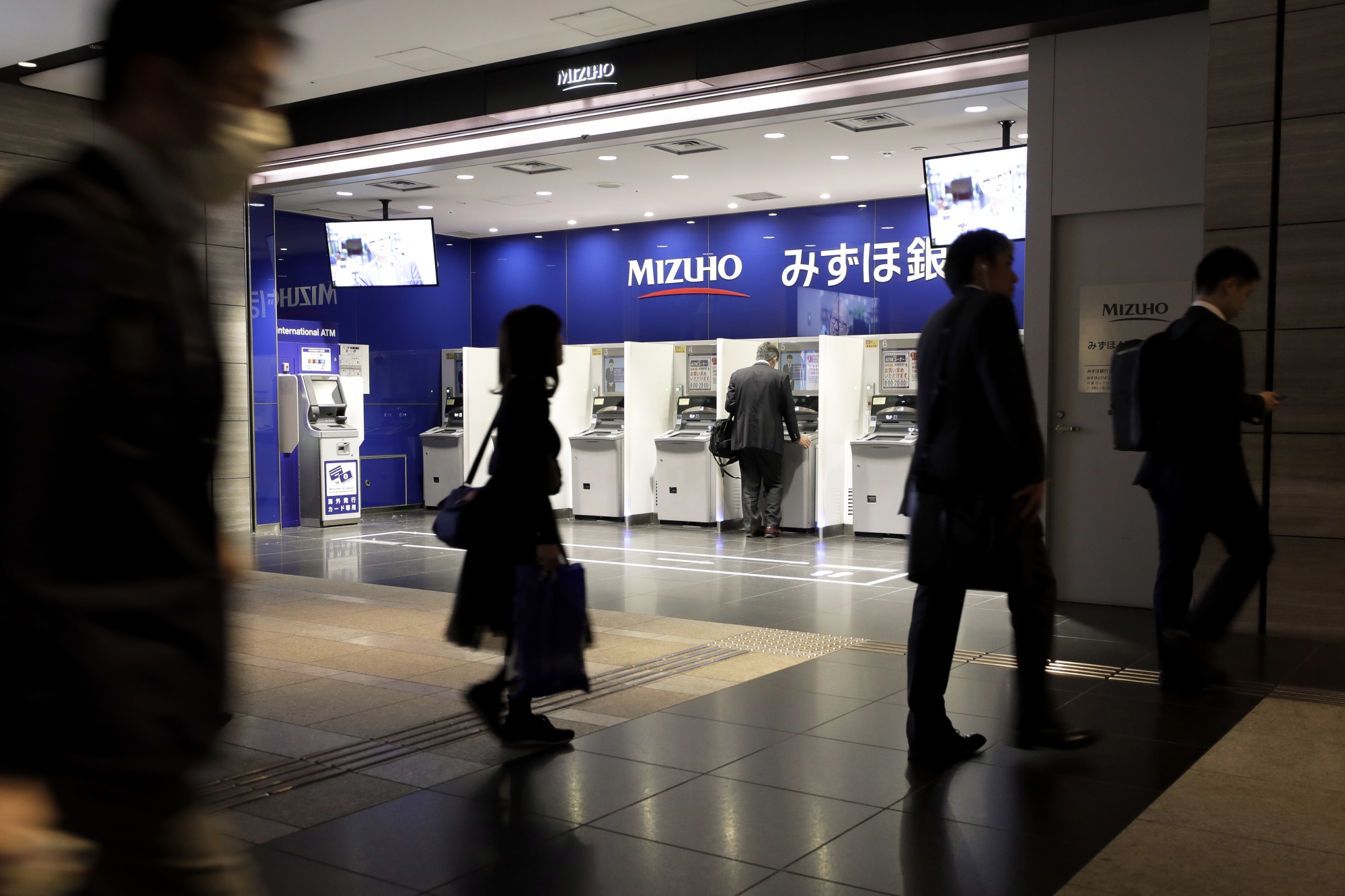 Mizuho Bets Risk Money On Keeping Scarce Borrowers Close Bloomberg