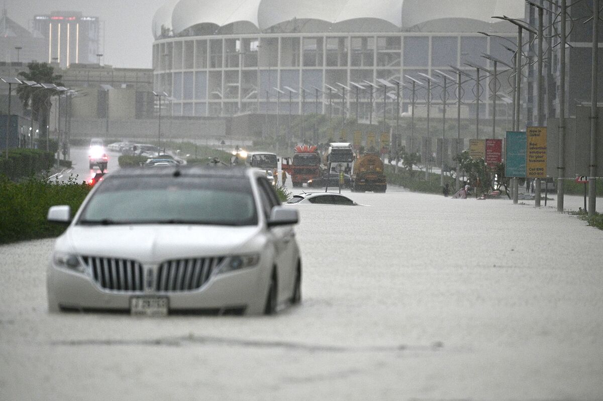UAE: Heavy Rains Flood Dubai Highways - Bloomberg