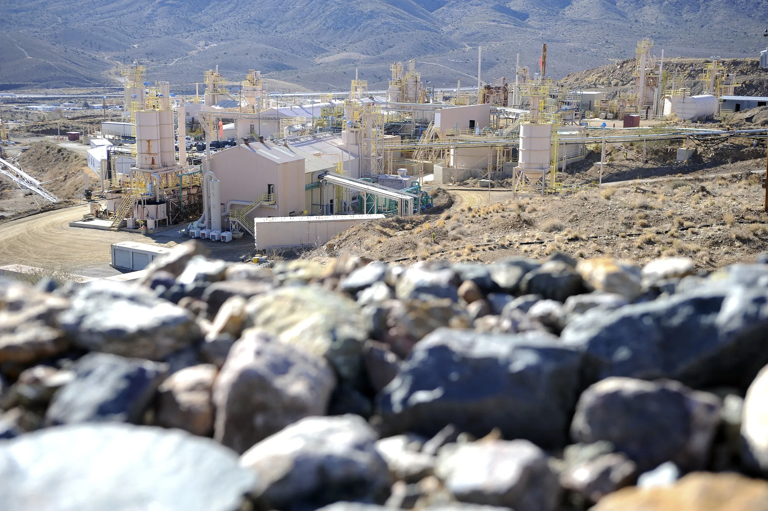 Instalación de minería y procesamiento de tierras raras en Mountain Pass, California.