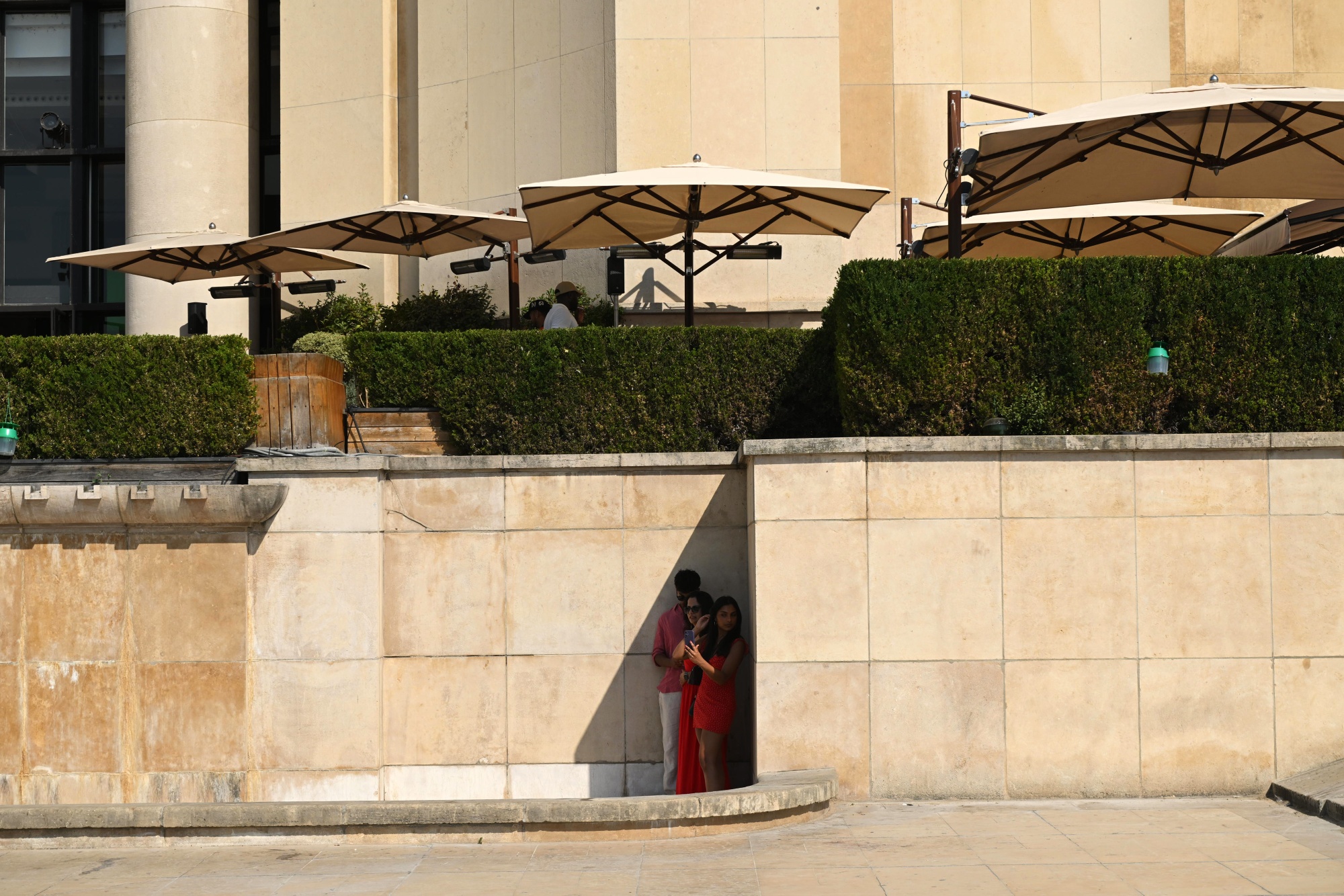 People stand in the shade during high temperatures in the Trocadero district of central Paris, France, on Friday, June 26, 2026. The intense and unusually early heat underscores how climate change is transforming summers in the world’s fastest-warming continent. Photographer: Benjamin Girette/Bloomberg