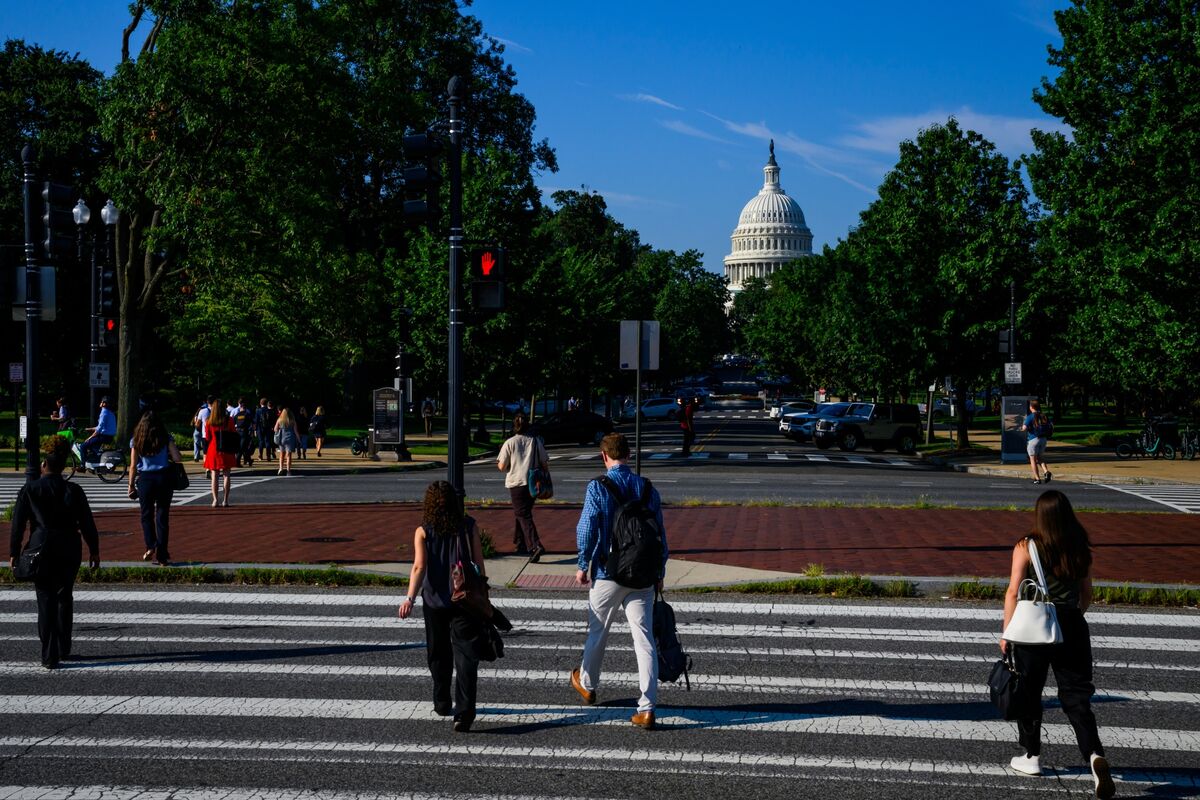 ブルームバーグのニュース記事「【米国市況】政府閉鎖を警戒、株小幅高で週スタート－円は対ドル堅調」の画像