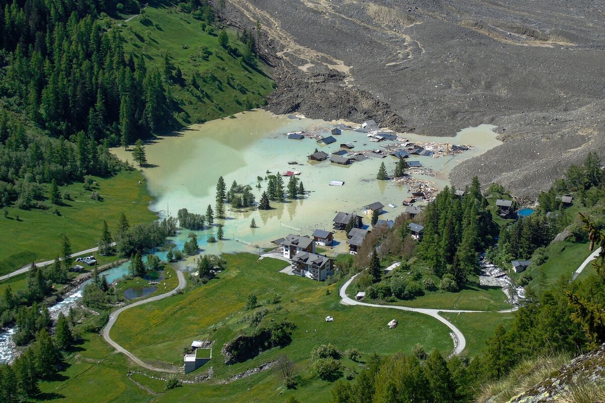 🟪"Solidarietà svizzera: 5 milioni di franchi per ricostruire il villaggio alpino di Blatten colpito da una frana"