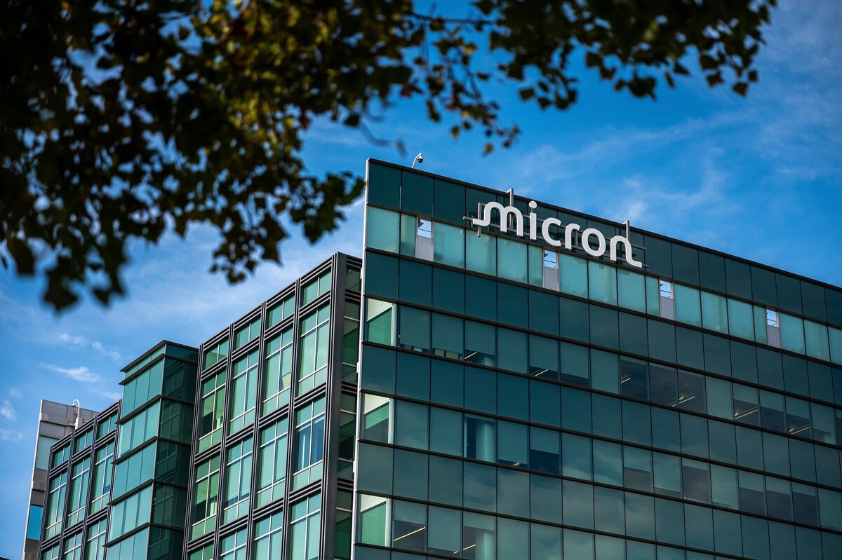 Tech: Micron's stock is declining, and the upcoming $10 billion US listing of a competitor is expected to exacerbate the situation.