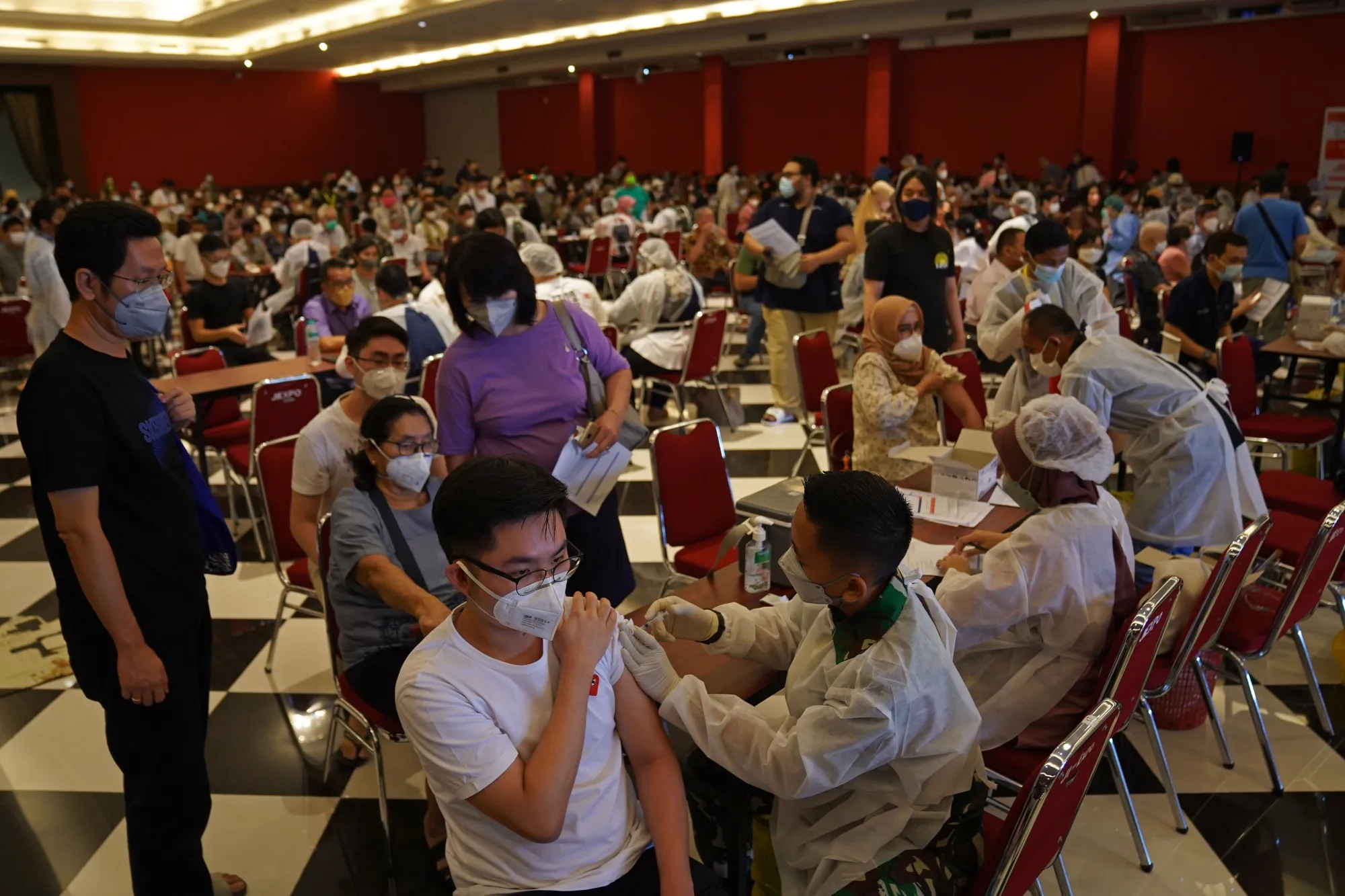 Members of the public receive Covid-19&nbsp;booster shots&nbsp;in Jakarta.