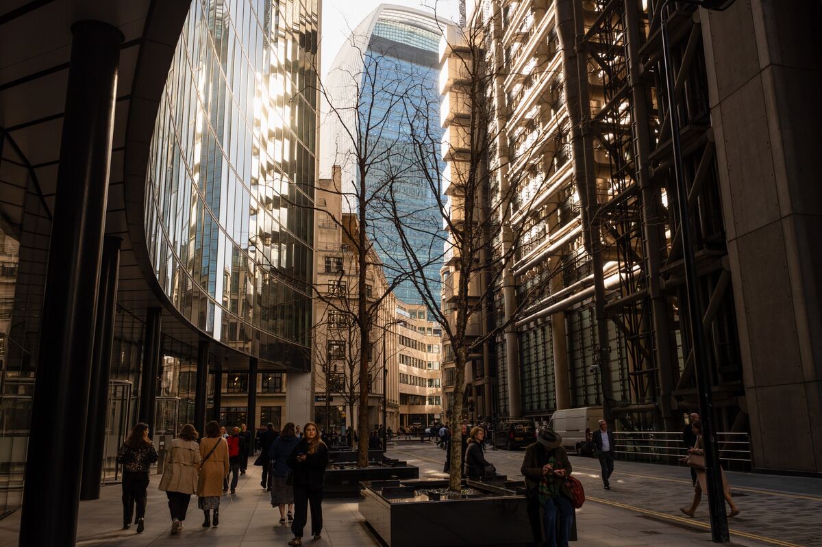 US Business Activity Growth Cools as Prices Rise on Iran War