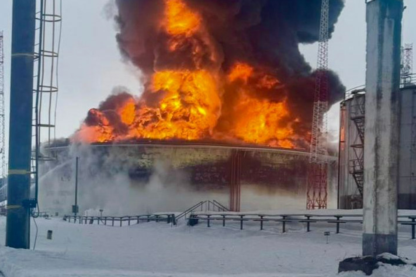 An oil reservoir on fire at a Druzhba pipeline facility southwest of Brody, Ukraine. Source: Naftogaz, State Emergency Service of Ukraine