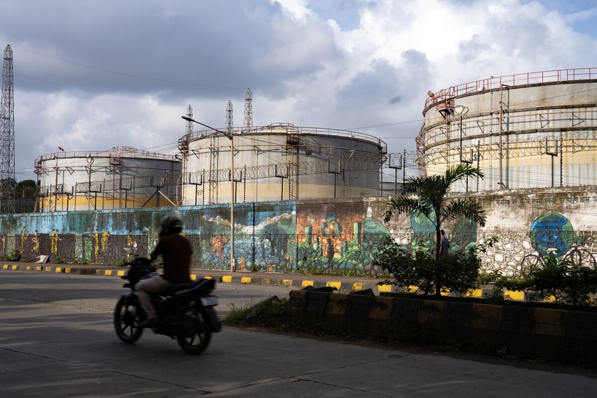 Indian Refinery Officials Say Russian Oil Flows Will Plunge
