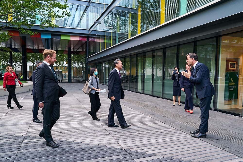 Mark Rutte, right, welcomes Wang Yi at the Ministry of Finance in the Hague, the Netherlands on Aug. 26.