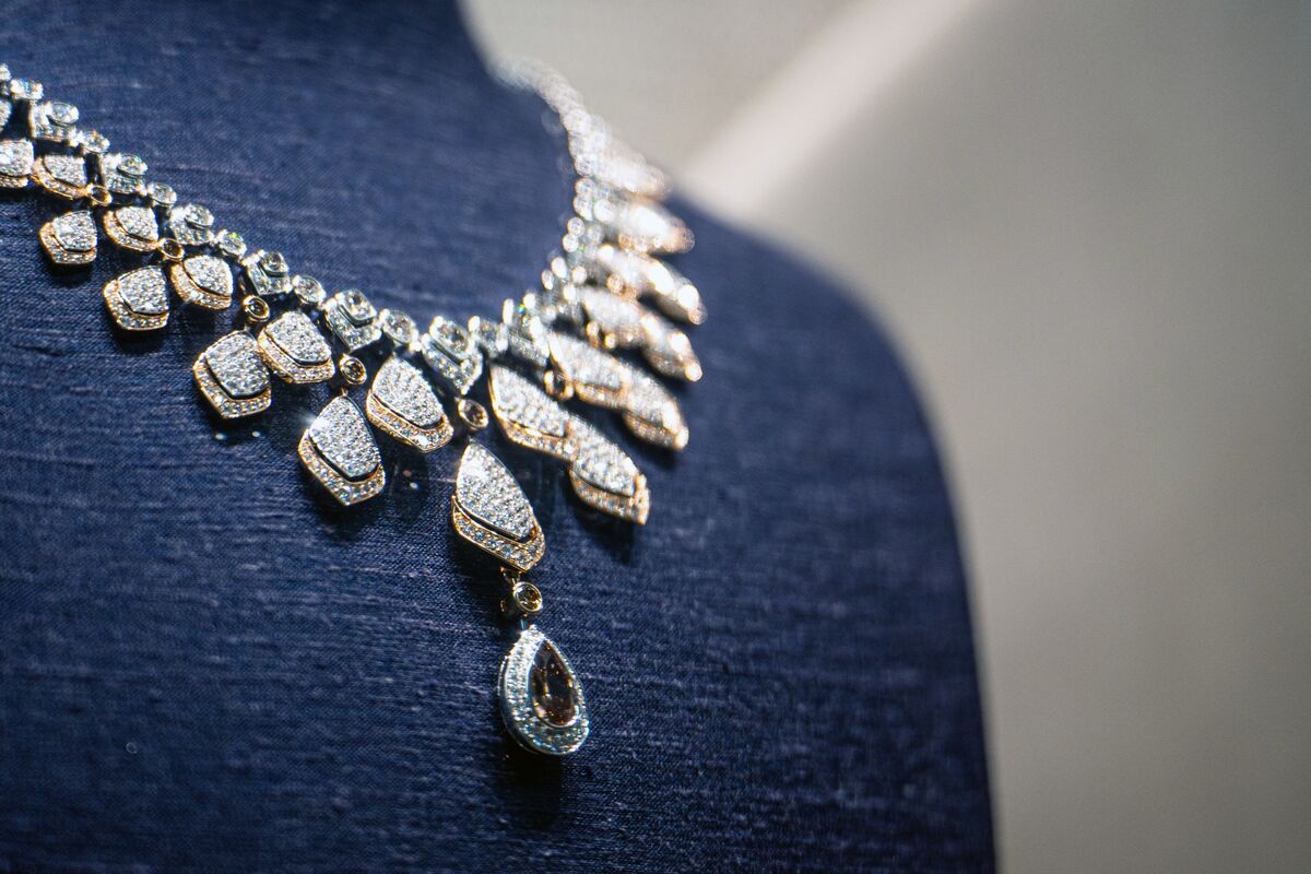 bloomberg.com - Thomas Biesheuvel - De Beers Makes Deep Diamond Price Cuts for Shrinking Buyers Club