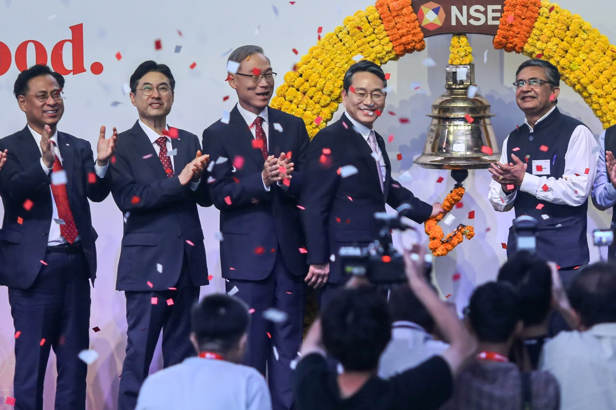 Koo Kwang-mo, chairman of LG Group, second right, rings a bell during LG Electronics India Ltd.'s listing ceremony at the National Stock Exchange&nbsp;in Mumbai, India, on&nbsp;Oct. 14.