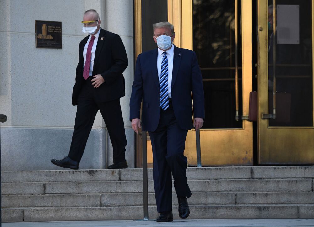 退院のトランプ大統領 ホワイトハウスでマスク外す カメラ意識 Bloomberg