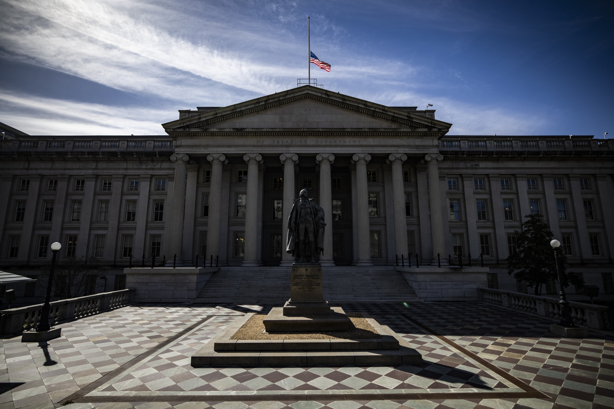 Treasury Cuts Quarterly Debt Sale, May Do So Again Even With Fed QT -  Bloomberg