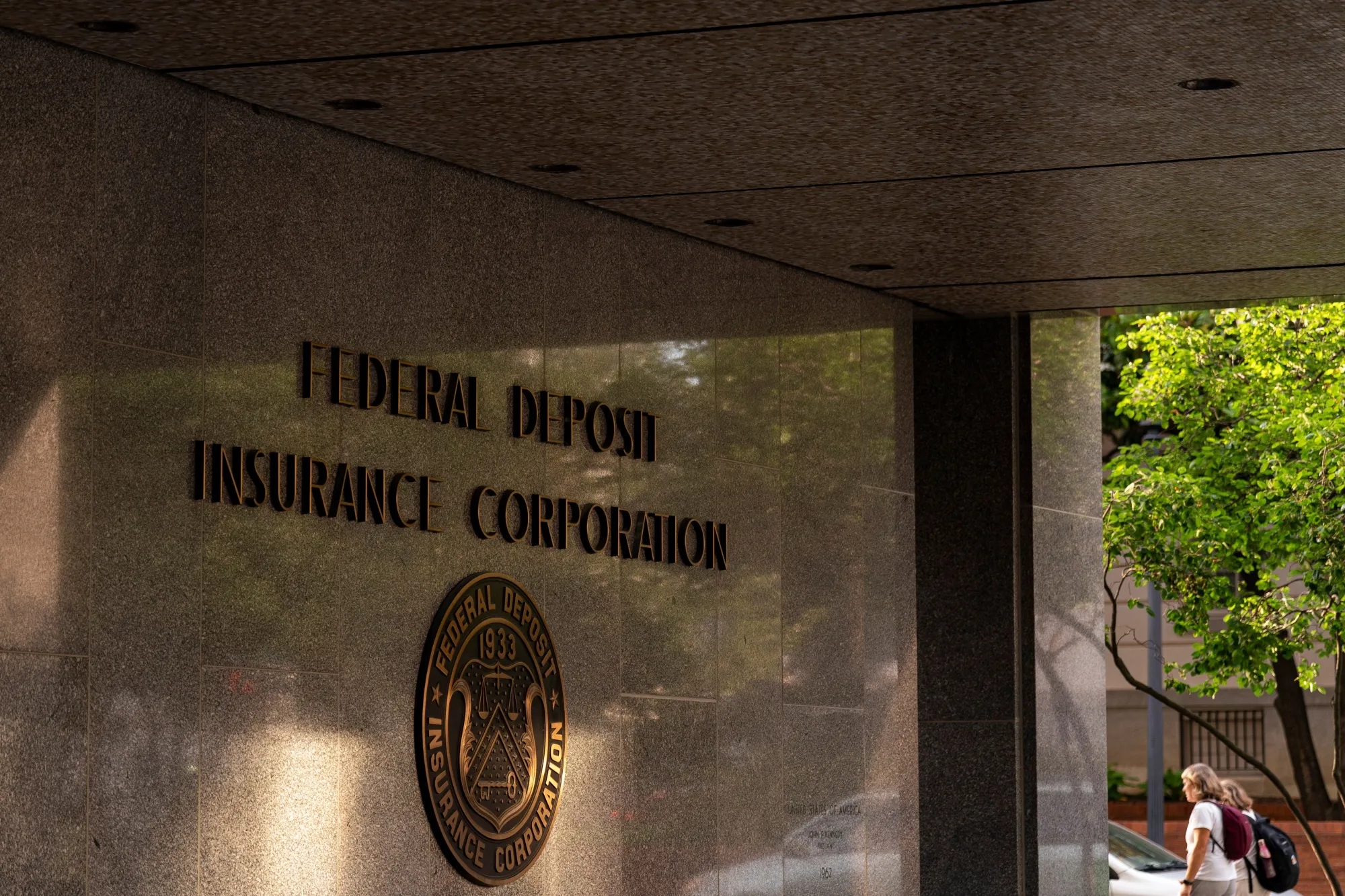 FDIC Backs Plan on Key Bank Capital Rule Affecting Treasuries - Bloomberg