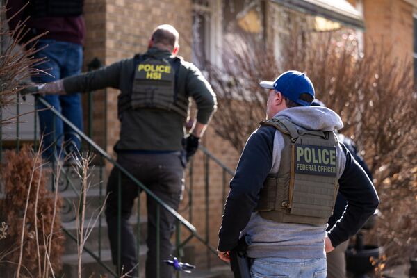 ICE Agents Carry Out Raid On Undocumented Immigrants In Chicago