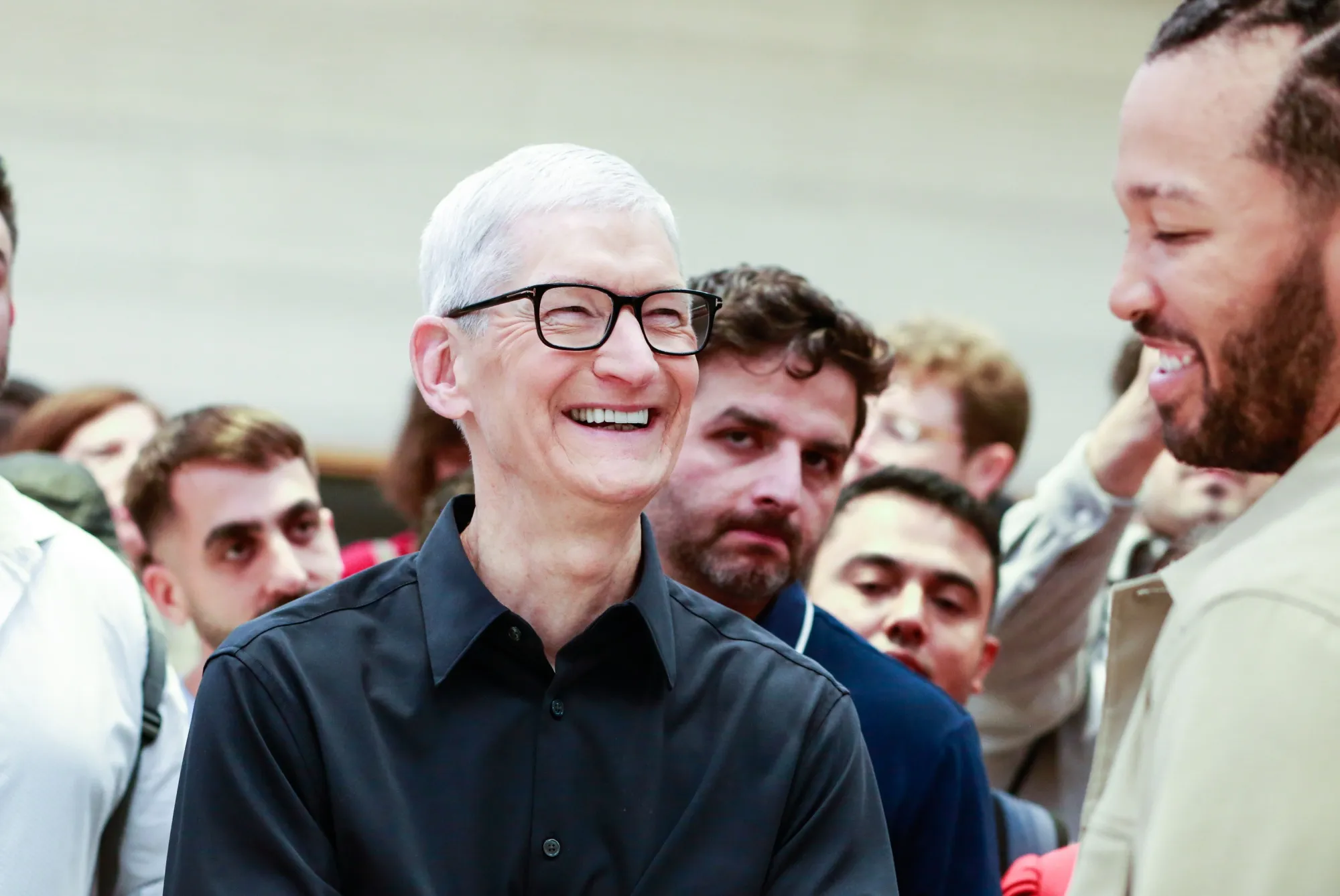 Apple CEO's Compensation Holds Steady at About $74 Million - Bloomberg