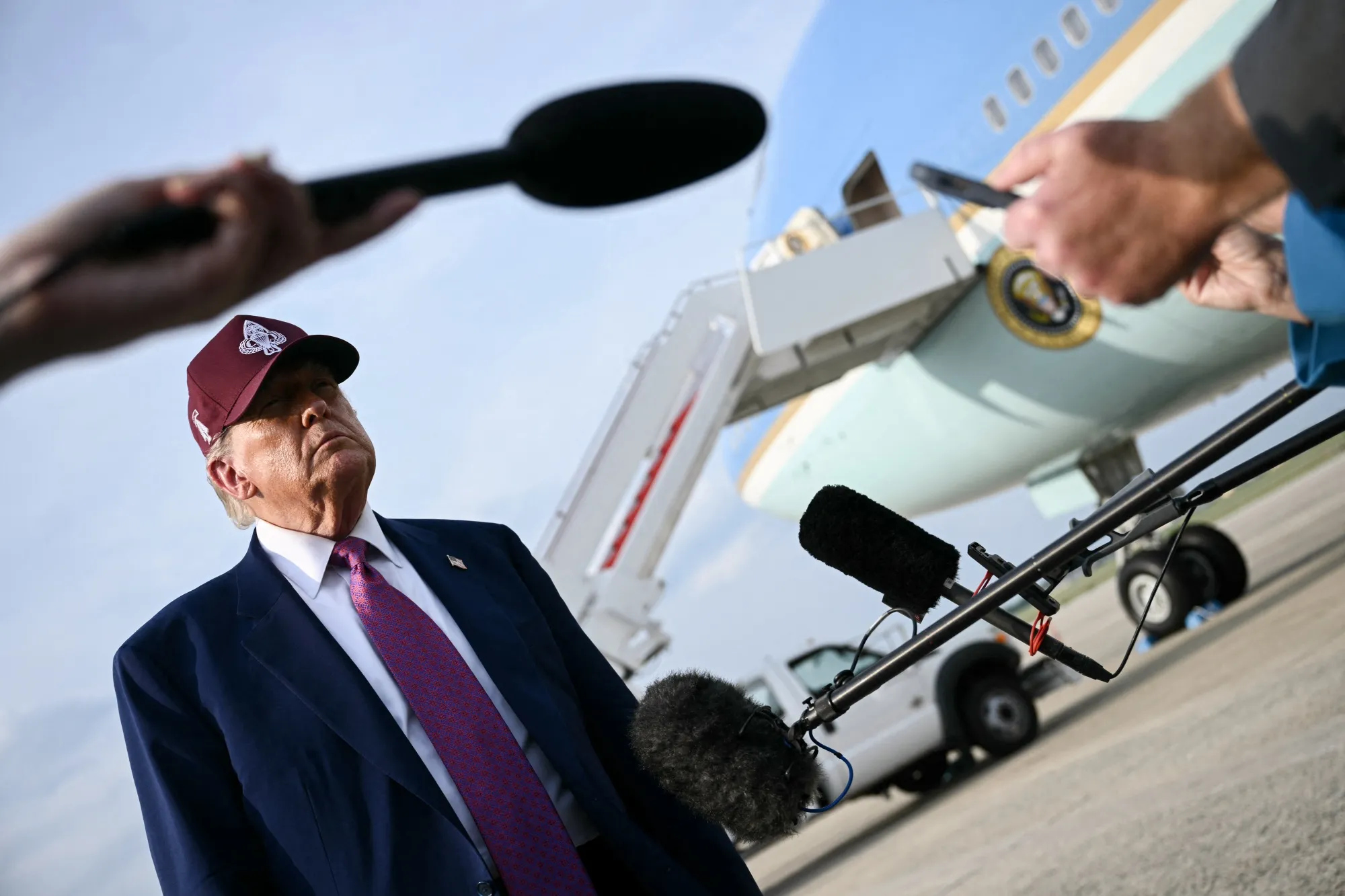 トランプ トランプ氏乗せたエアフォースワンとスピリット機が接近－NY上空で