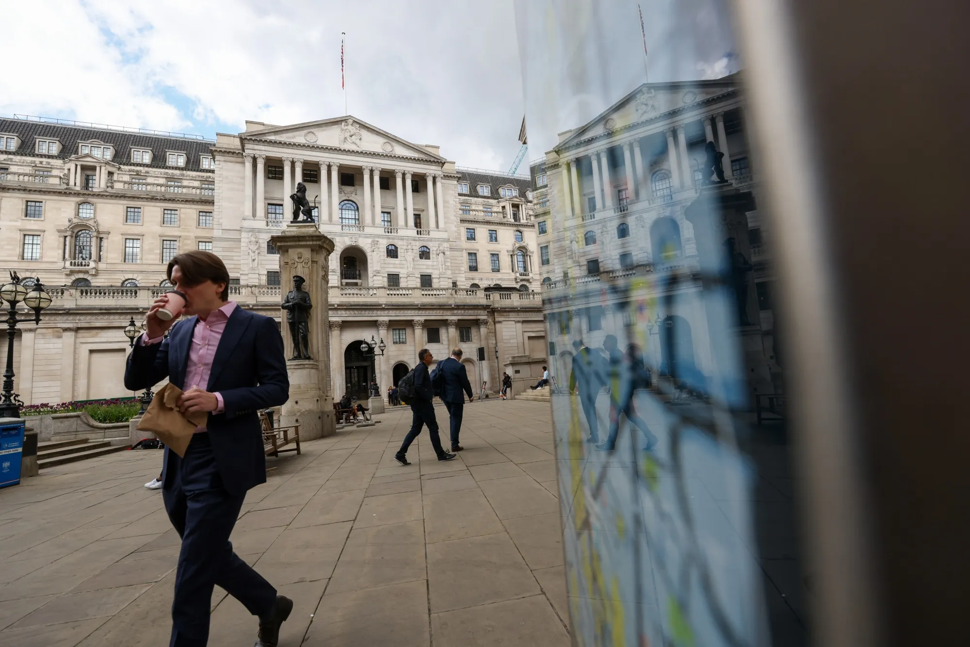 Office workers near the Bank of England, May 11.&nbsp;