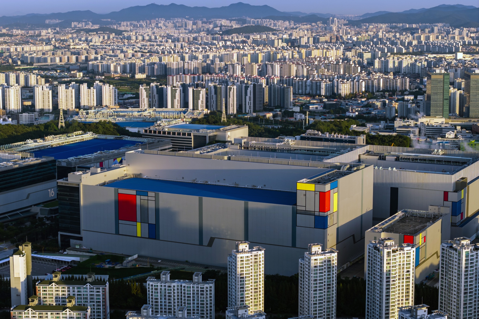 Image associated with story "Samsung Reaches New Profit Record With Memory Chip Windfall"