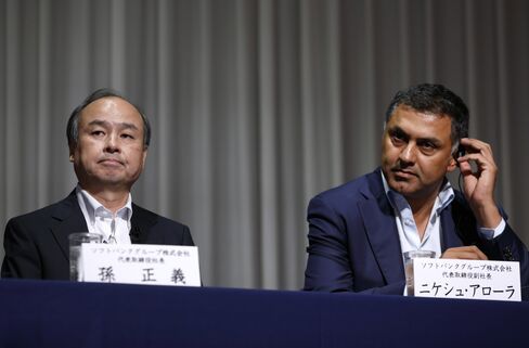 孫正義社長とニケシュ・アローラ副社長(2016年5月10日都内)