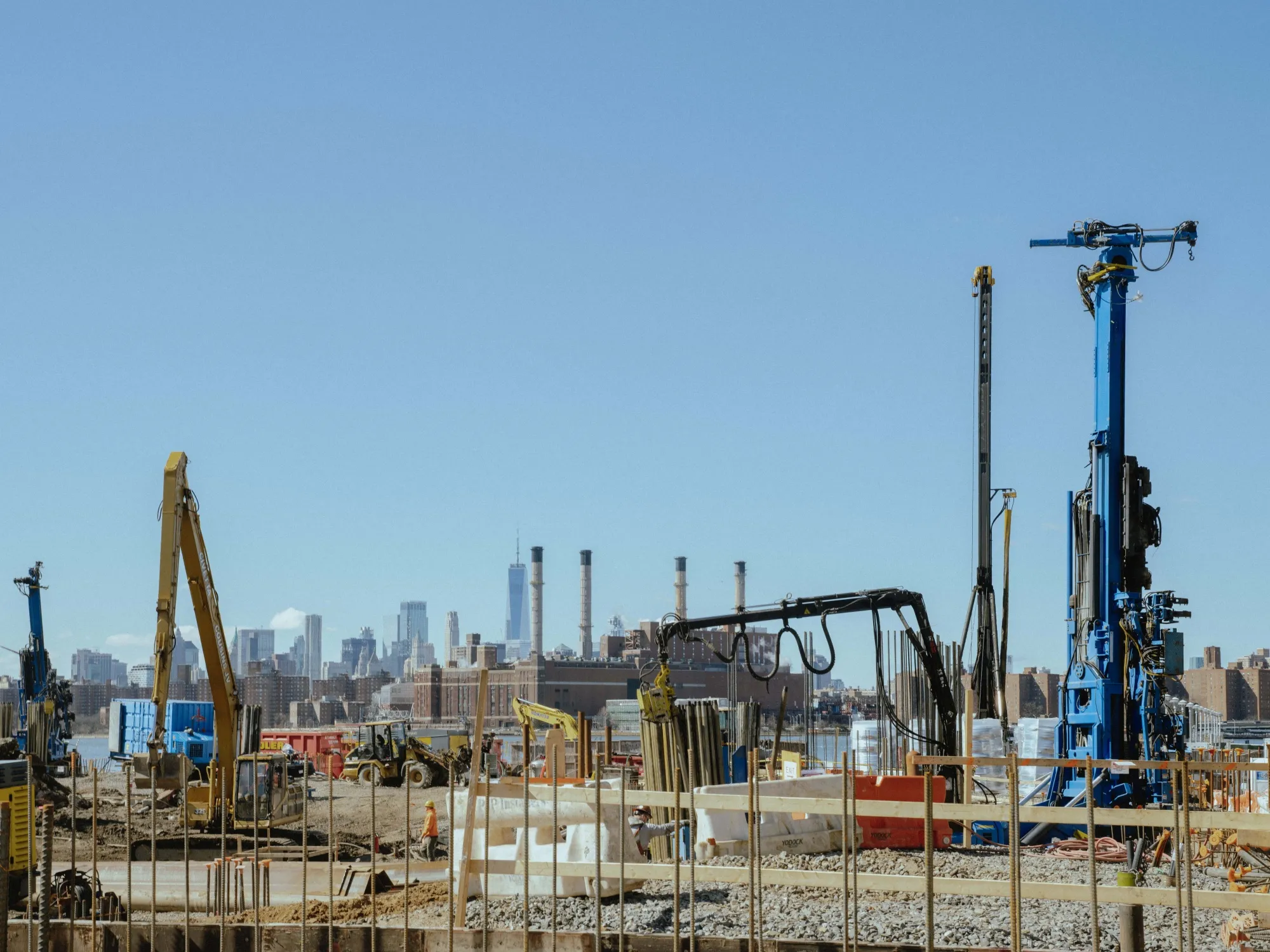 At the heart of an apartment tower rising on the Brooklyn waterfront is a geothermal heat-pump system.