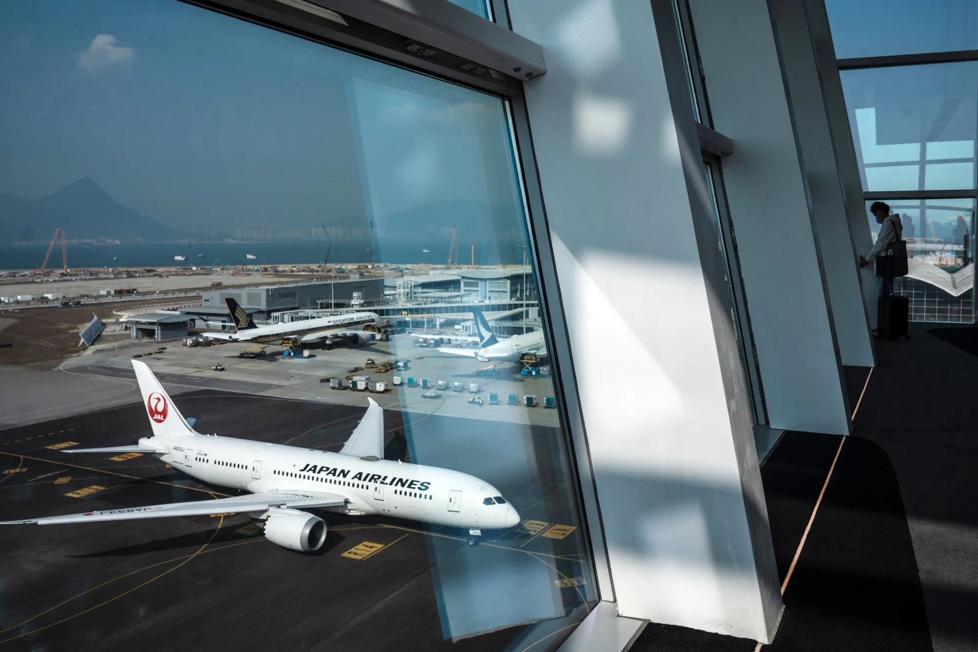 A Japan Airlines&nbsp;aircraft at Hong Kong International Airport.