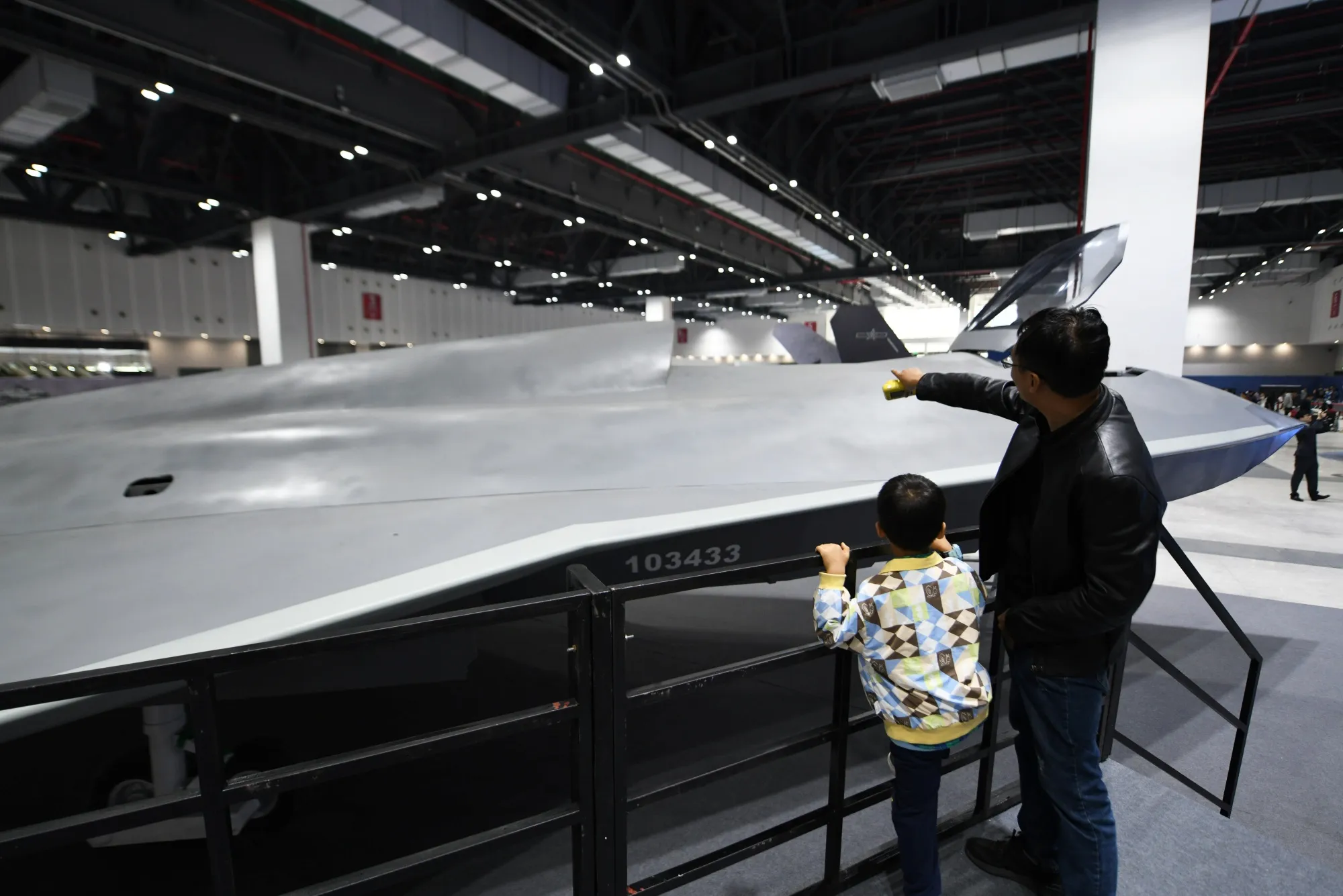 中国軍の第6世代戦闘機か、試作機とみられる機体が公式動画に映る