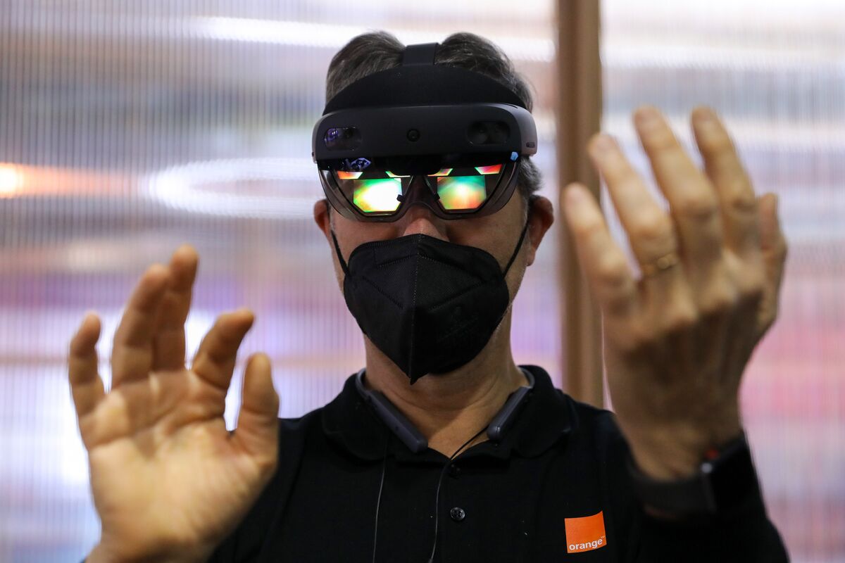 Microsoft (MSFT) Job Cuts Hit HoloLens Unit After Setback on US Army
