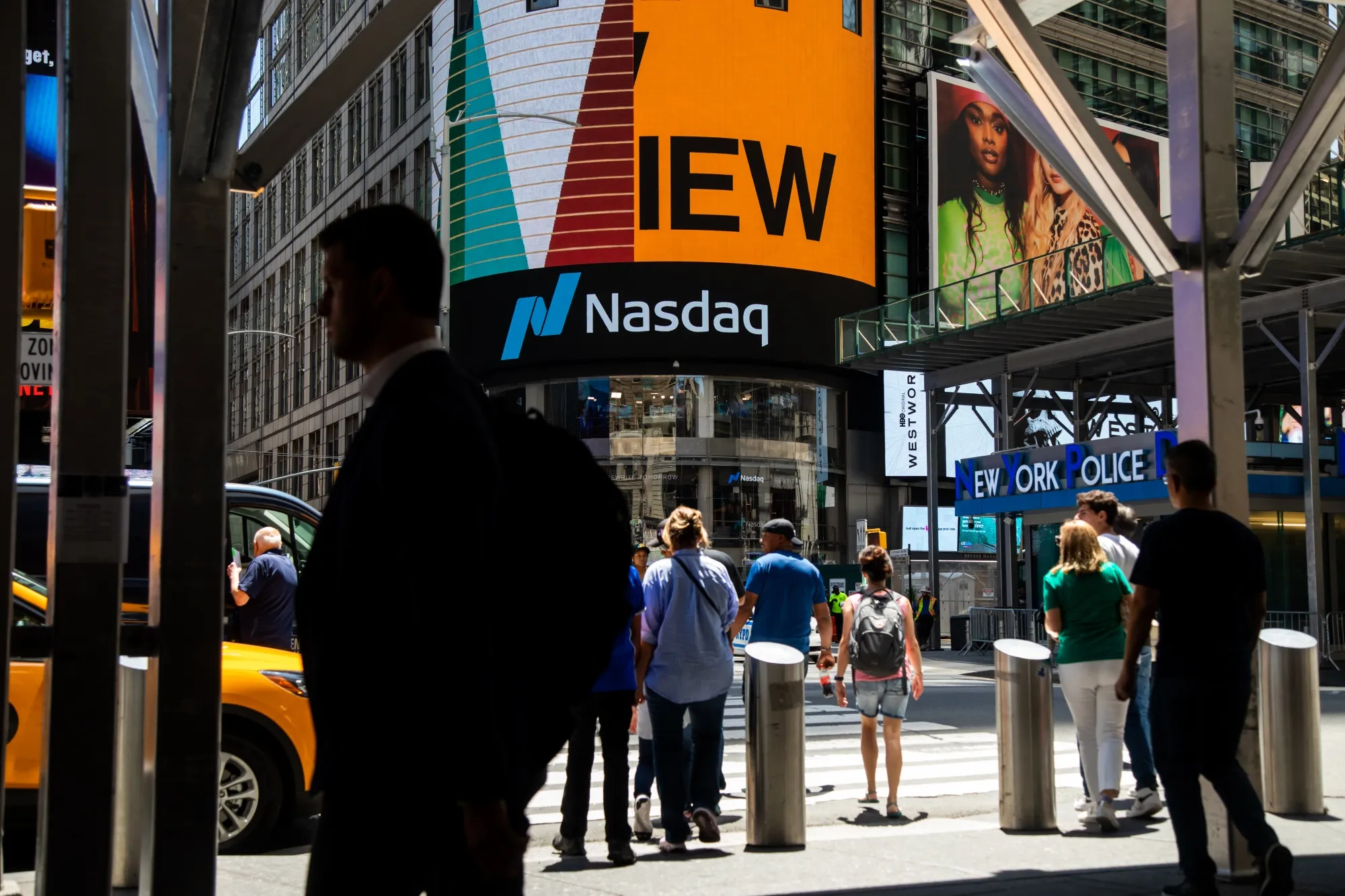 Stocks Rally, Yields Sink on Powell's Reassurance