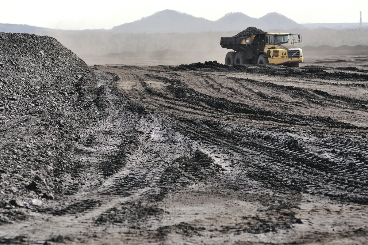 JSW Sinks Most Since 2023 as Coal Miner Faces Cash Shortage