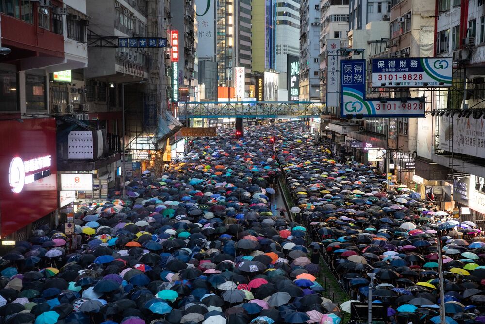 雨の香港 民主派が大規模な抗議活動 平和的なデモに努める Bloomberg