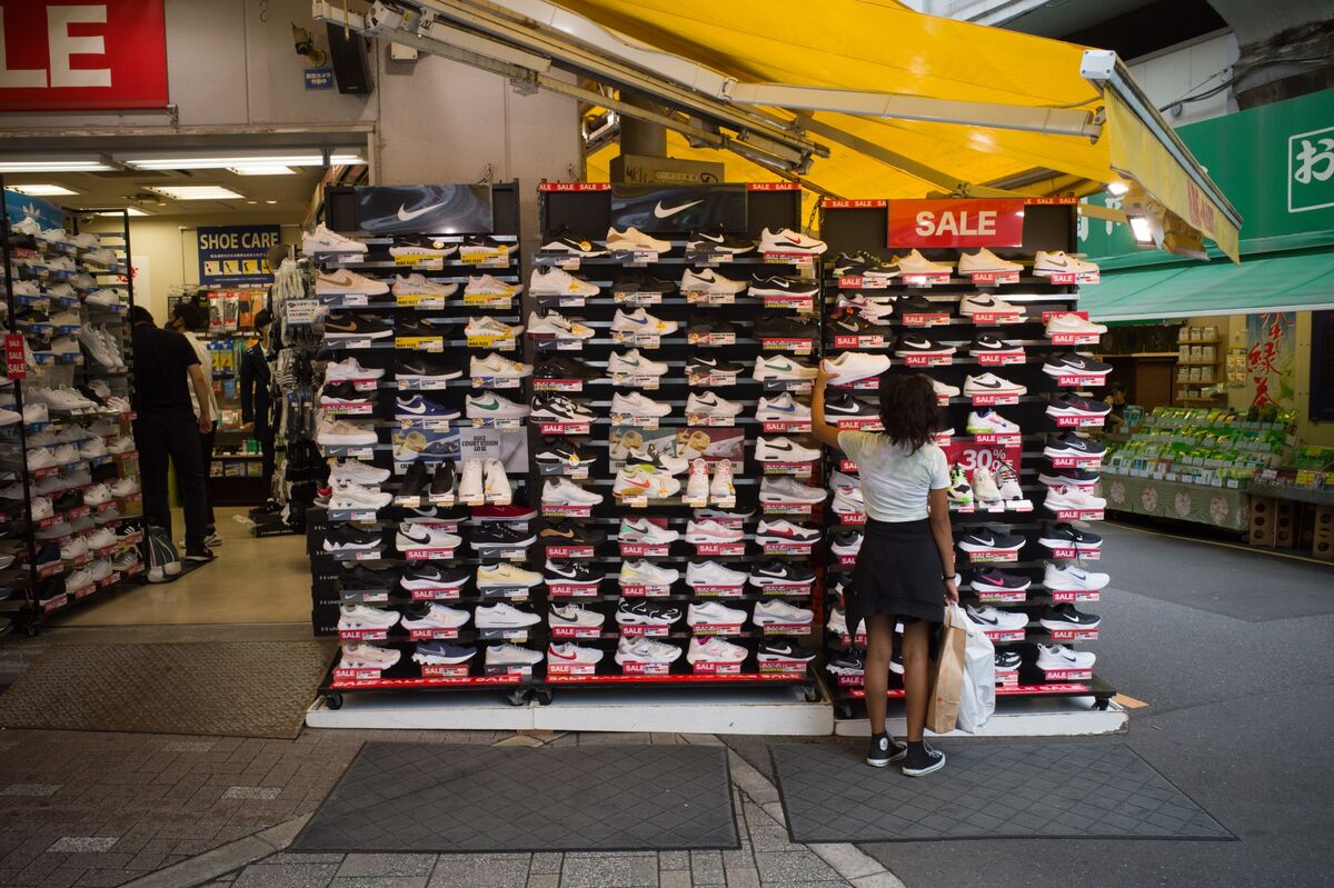 Nike Robust Sales Sustained Pileup (NKE) - Bloomberg