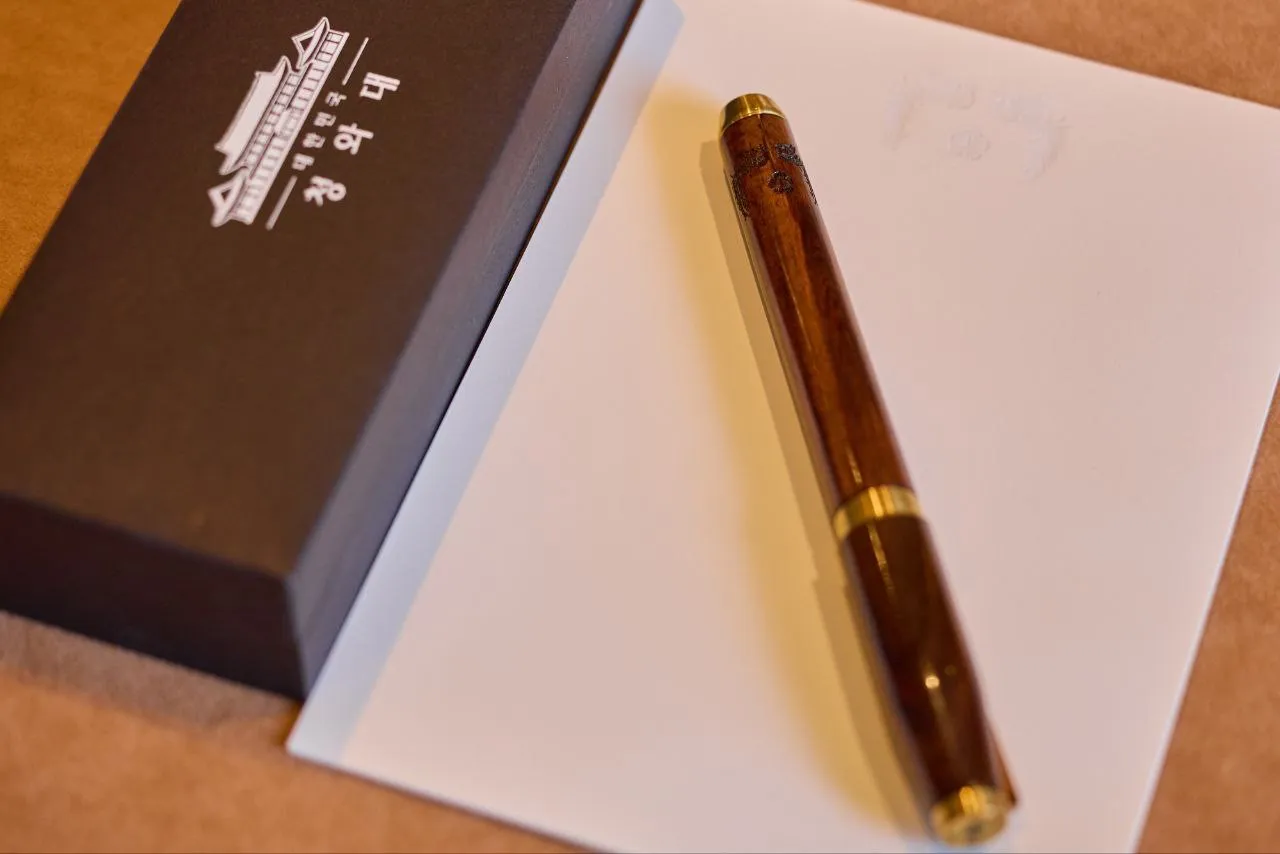 The Zenyle pen, which uses a MonAmi nib, that was gifted to President Donald Trump.