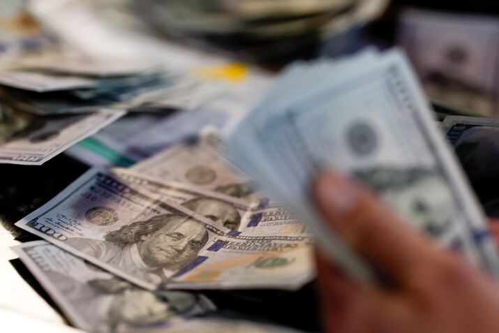 100 US dollar banknotes