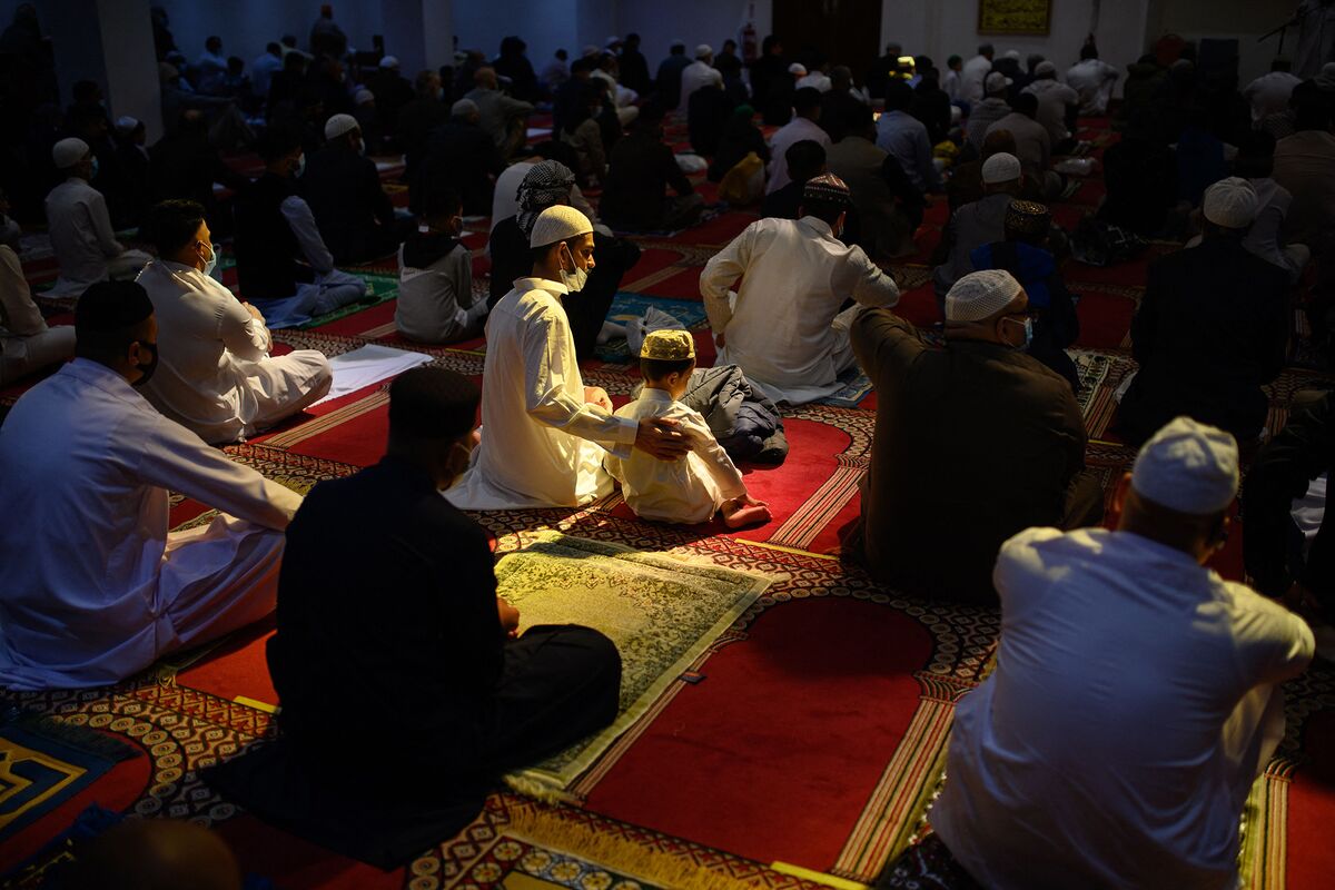Young Muslims (AMYA) Help Hundreds in UK Over Christmas With Gift ...