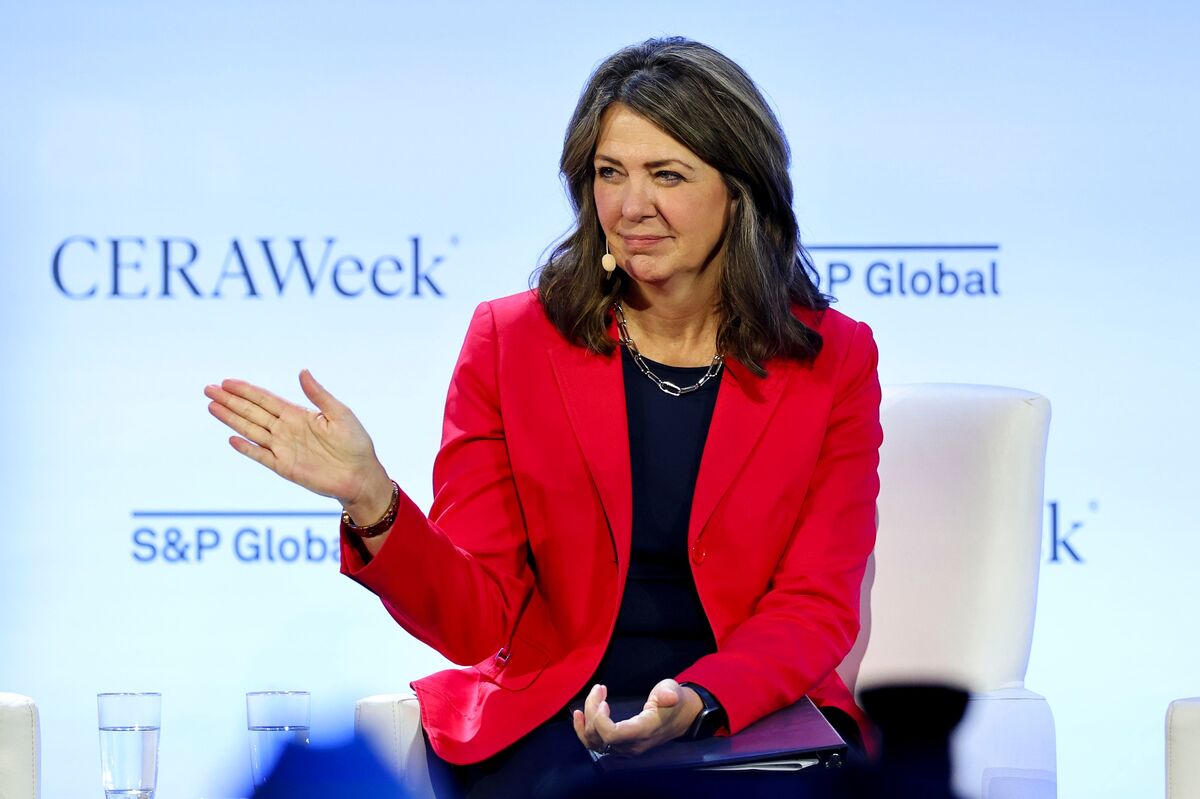 Alberta Premier Sees Several Options for New Oil Pipeline to Feed Asia